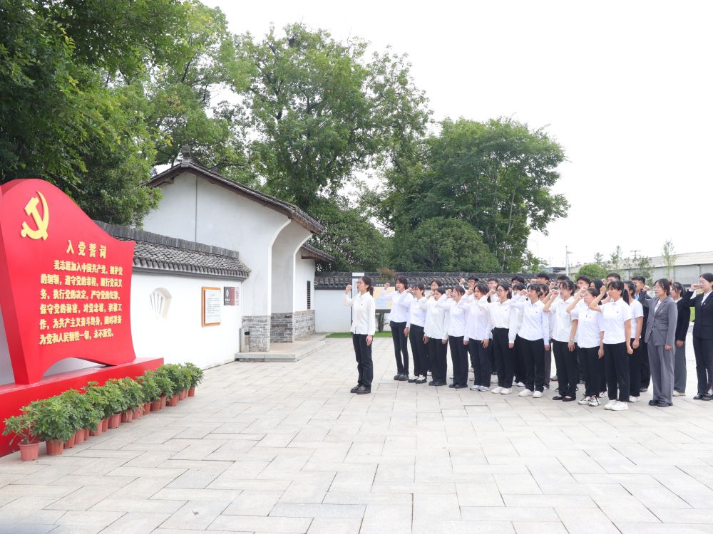 W020230703037877698493.jpg 新发展党员宣誓.jpg